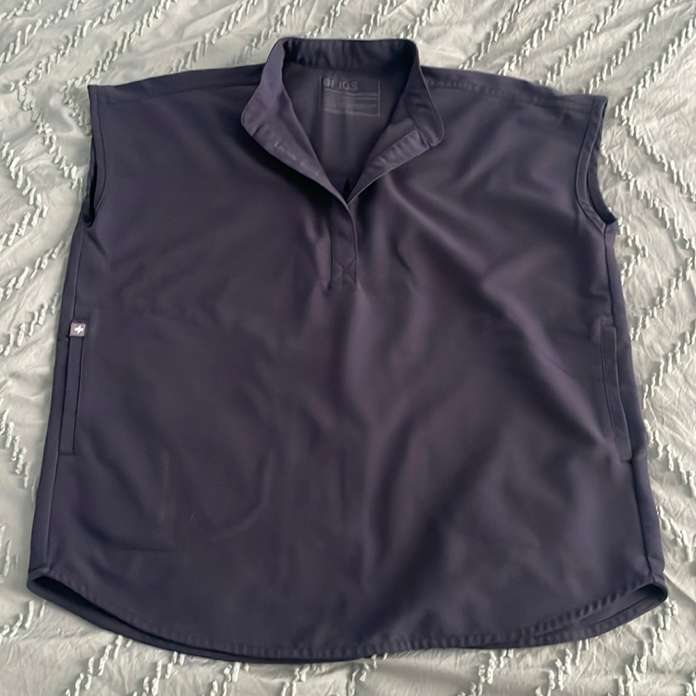 FIGS Rafaela scrub top in XXS color Quiet Navy